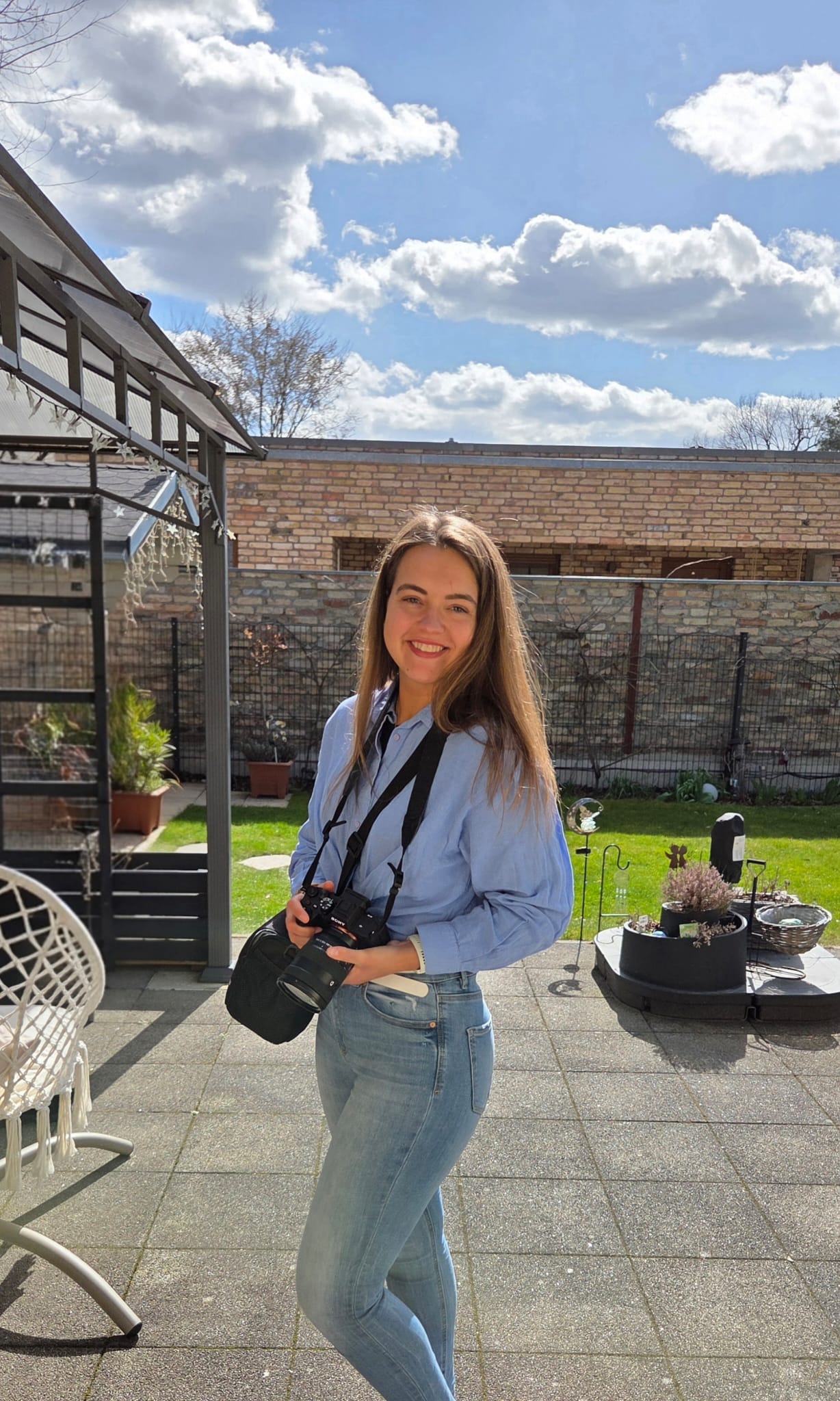 Fotografin mit Kamera im Garten