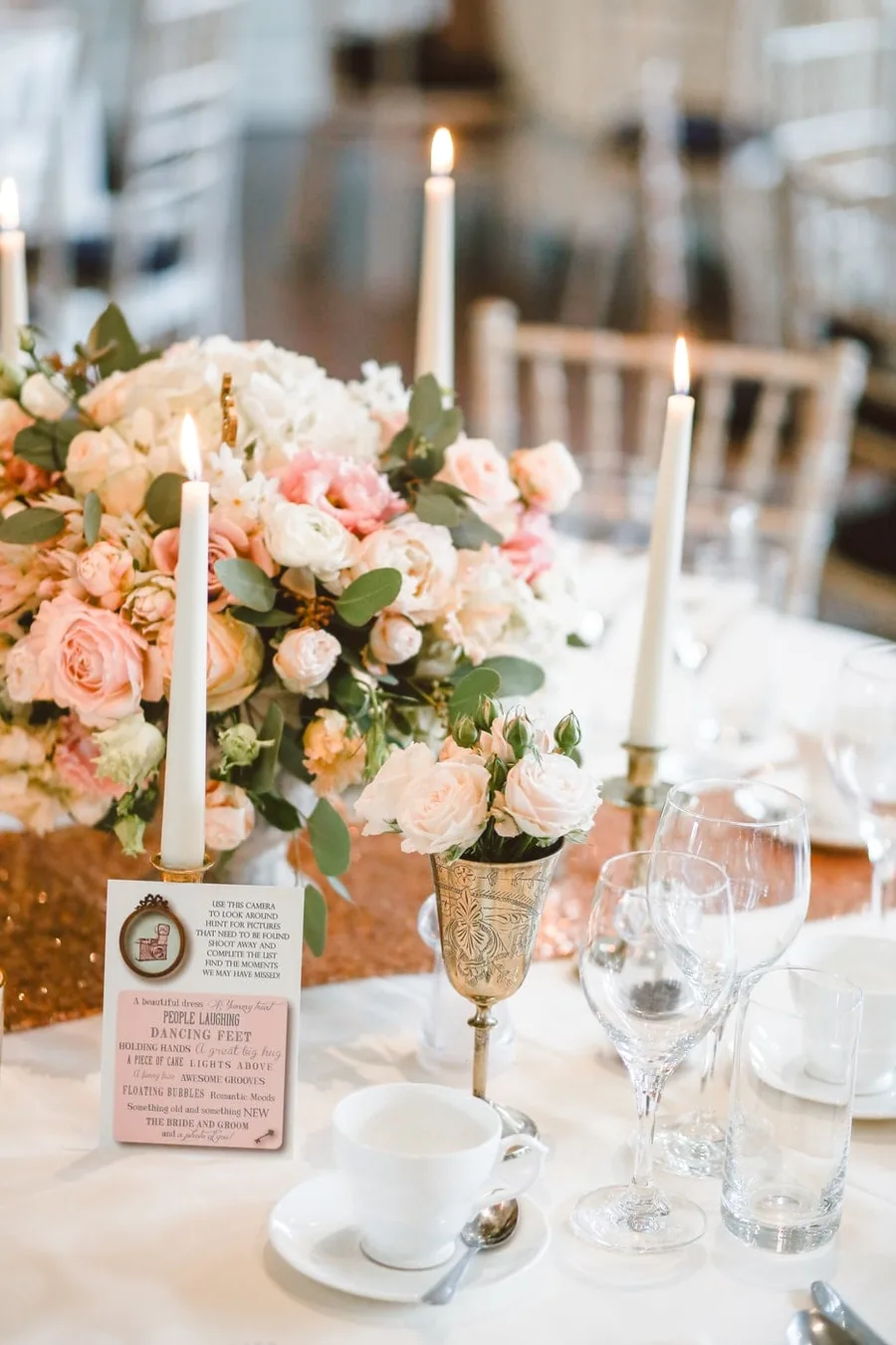 Festlich gedeckter Tisch mit Blumen und Kerzen