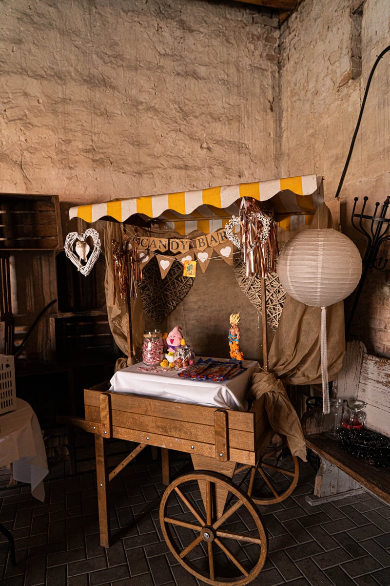 Dekorierter Candybar-Wagen mit Süßigkeiten, Herzen und einem Lampion